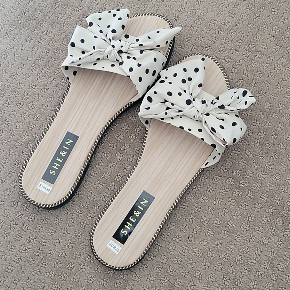 Polka dot slides with bow